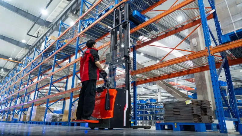 Xe nâng điện đứng lái RSL16i-PRO hỗ trợ xếp hàng cao trong kho