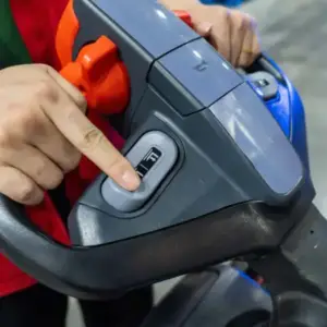 Tay điều khiển điện tử của RSL16i-PRO hỗ trợ vận hành an toàn