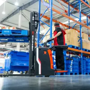 Xe nâng điện đứng lái RSL16i-PRO di chuyển hàng hóa trong kho cao tầng