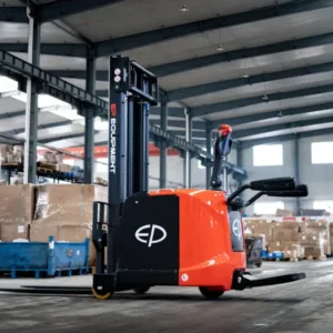 Xe nâng điện đứng lái di chuyển hàng hóa trong kho rộng rãi
