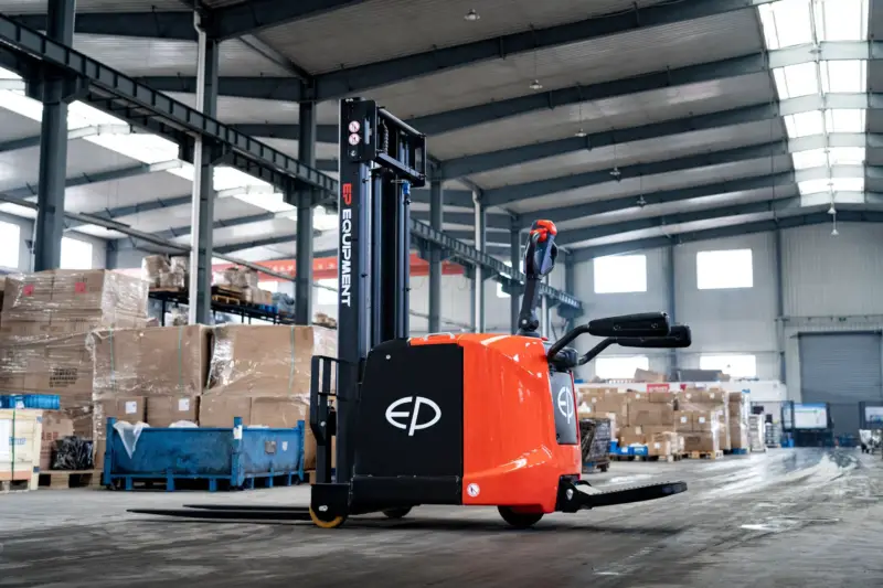 Xe nâng điện đứng lái di chuyển hàng hóa trong kho rộng rãi