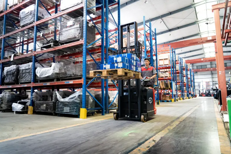 RSC122 phù hợp kho hẹp và yêu cầu xử lý pallet kín