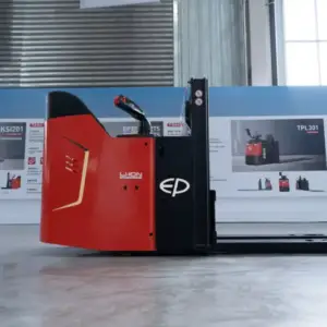 Xe nâng điện đứng lái KSi201 di chuyển linh hoạt trong kho hẹp