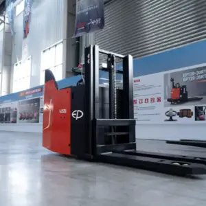 Xe Nâng Điện Đứng Lái 2 Tấn KSi201 chở hai pallet qua dốc hẹp