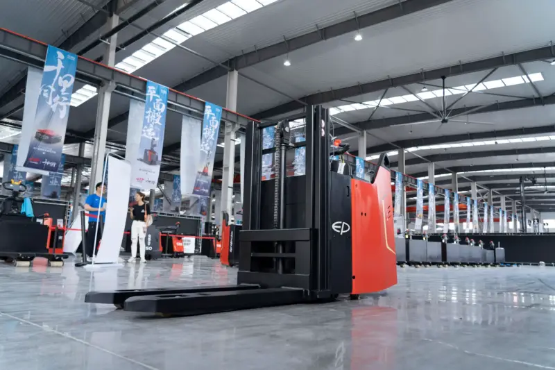 Xe Nâng Điện Đứng Lái 2 Tấn KSi201 có khoang đứng lái giảm rung