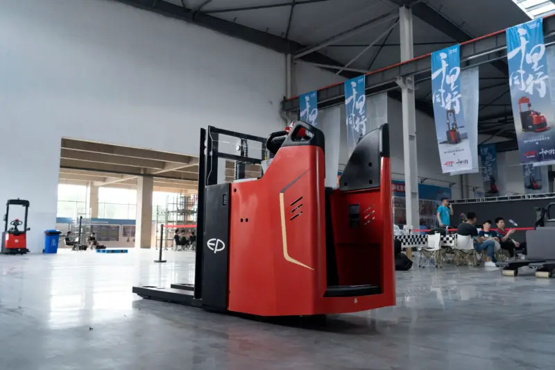 Xe Nâng Điện Đứng Lái 2 Tấn KSi201 2 Tầng EP Nâng 2.1m Nguồn 24V