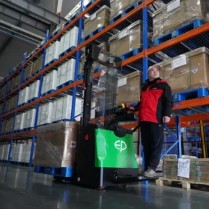Xe nâng điện đứng lái RSB202 phù hợp kho hàng quy mô vừa