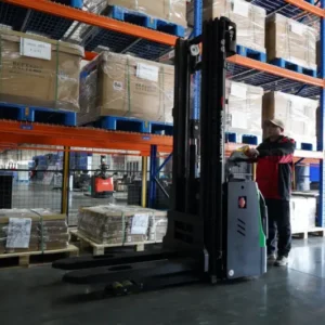 Xe Nâng Điện Đứng Lái 2 Tấn Stacker RSB202 nâng pallet trong kho hẹp