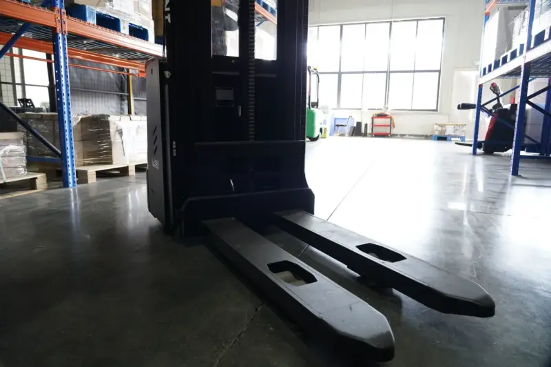 RSB202 nâng tối đa 3000 mm với cột nâng hết 3515 mm