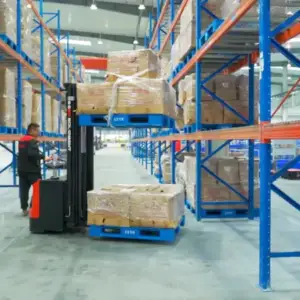 Xe nâng điện stacker WSA161i đang nâng pallet hàng trong kho kệ cao