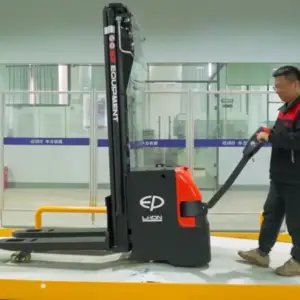 Nhân viên điều khiển xe nâng điện WSA161i trong nhà xưởng sạch sẽ
