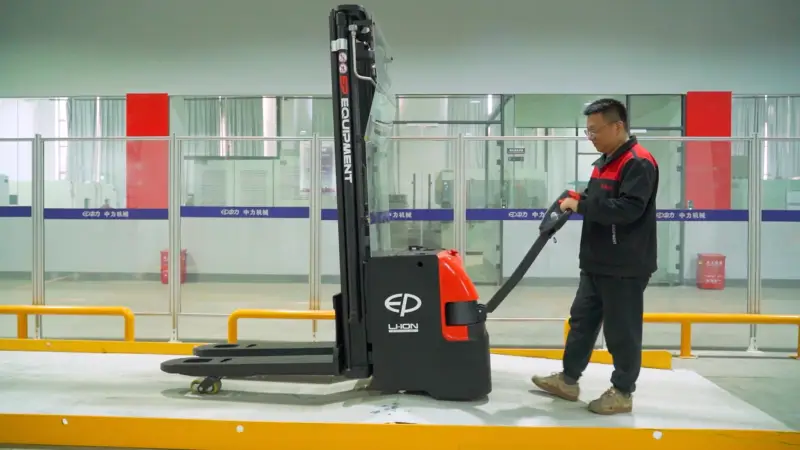 WSA161i - nâng chân chịu, hỗ trợ qua dốc và nền kho không bằng phẳng