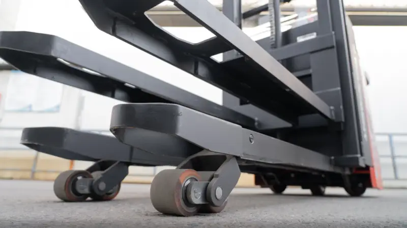 Xe nâng điện Stacker 2 Tấn EP RSi201 lăn êm trên nền kho xưởng