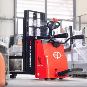 Xe nâng điện EP RSi201 màu đỏ chạy trong kho hàng rộng