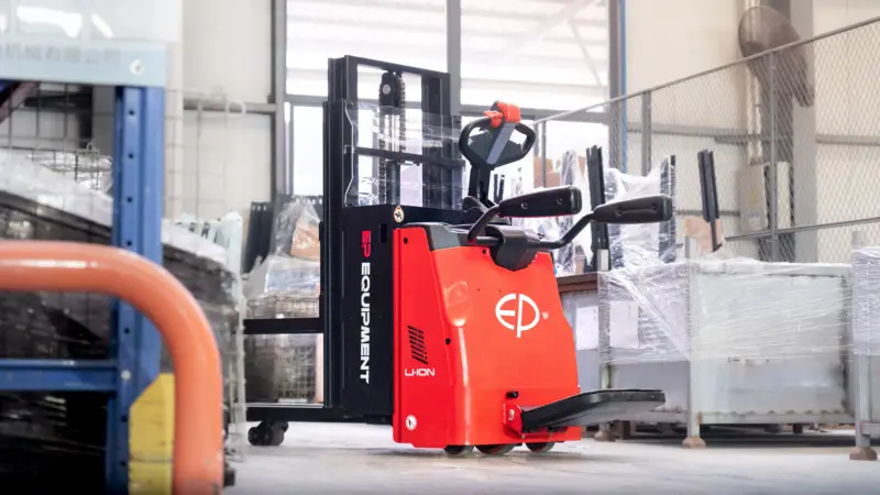 Xe nâng điện EP RSi201 màu đỏ chạy trong kho hàng rộng