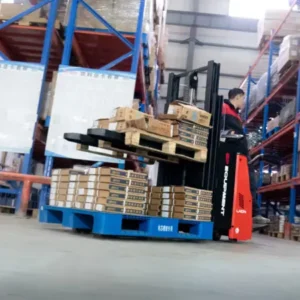 Xe nâng điện Stacker 2 Tấn EP RSi201 đang nâng pallet trong kho