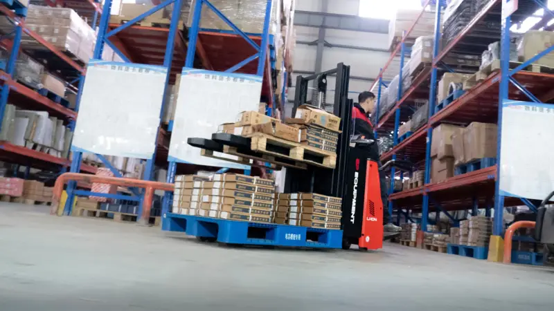 Xe nâng điện Stacker 2 Tấn EP RSi201 đang nâng pallet trong kho