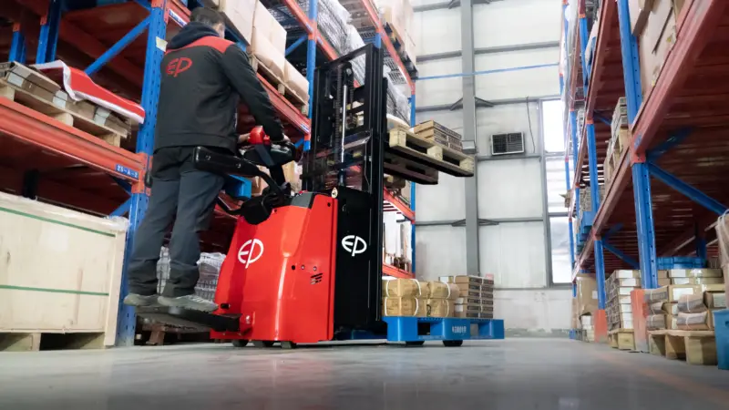 Xe nâng điện EP RSi201 di chuyển hàng hóa trong kho cao tầng