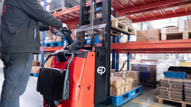 Nhân viên điều khiển xe nâng điện EP RSi201 trong kho với pallet cao